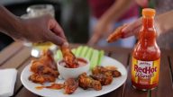 Teller mit Chicken Wings und Flasche Frank´s Buffalo Wings Sauce